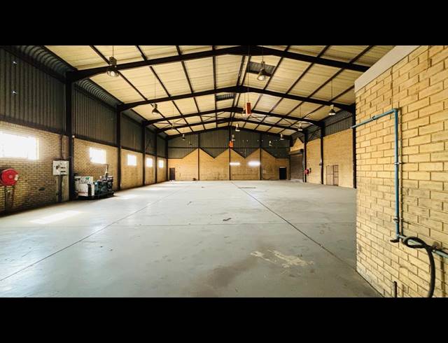 1,100M² WAREHOUSE TO LET IN ROBERTVILLE